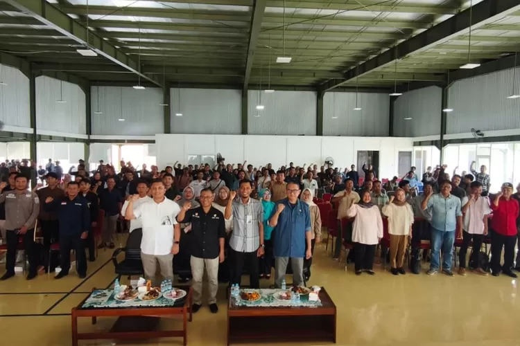 Foto bersama dalam acara pembagian kartu BPJS Ketenagakerjaan bagi pekerja rentan di Kabupaten Bogor. 