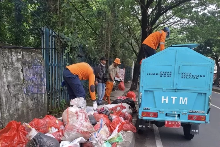 Pemkot Tangsel memohon maaf atas ketidaknyamanan penumpukan sampah di sekitar flyover Ciputat, sudah kerahkan satgas khusus untuk menangani. (Pemkot Tangsel)