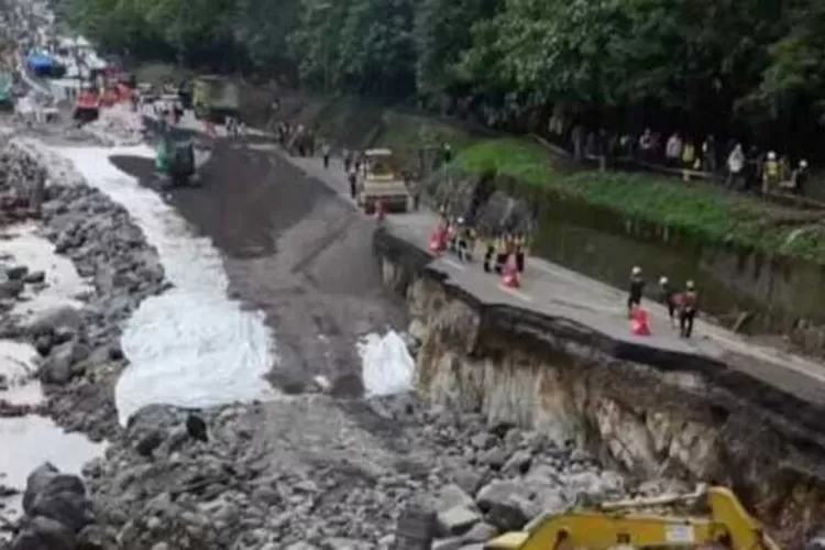 Presiden Prabowo meninjau langsung progres jalan lembah anai Sumatera Barat usai banjir bandang (Fb @Zulherni Jun)