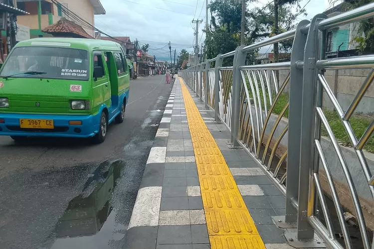 Pemkot Bogor mempercantik trotoar jalan di Jalan Sindangbarang, Kecamatan Bogor Barat, dengan pagar dari stainless steel. (ist)