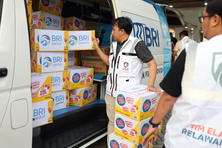 Penyaluran bantuan dari BRI untuk korban bencana Sumatera. 