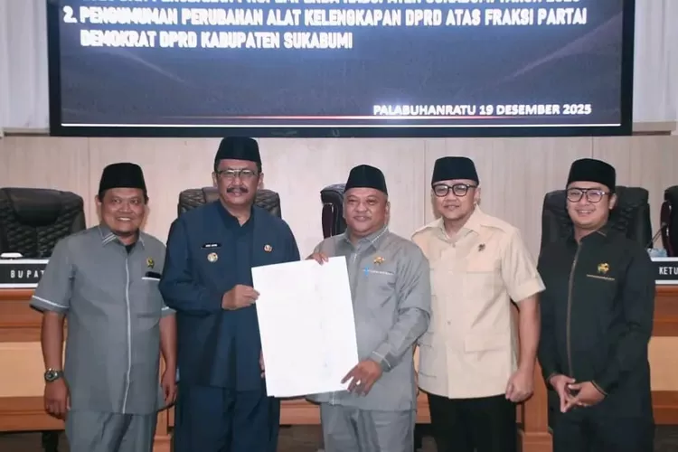 Foto bersama usai Rapat Paripurna yang diselenggarakan DPRD Kabupaten Sukabumi. 