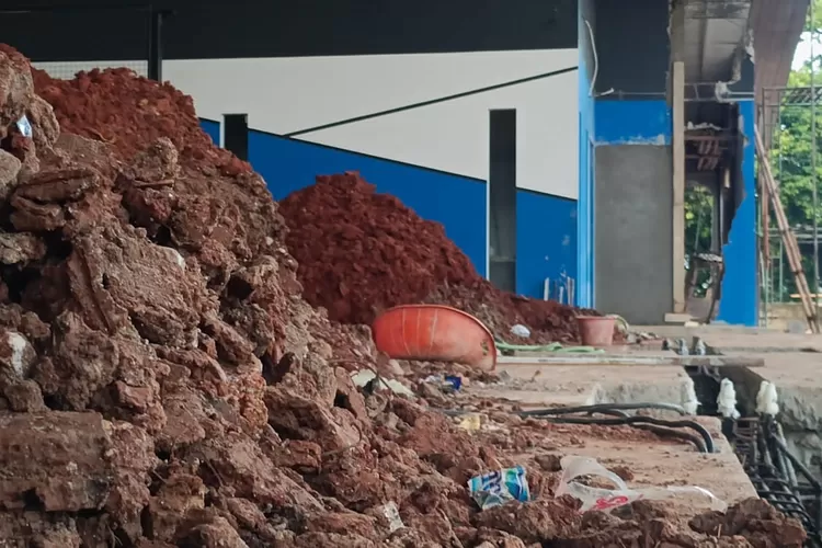 Kondisi bangunan Padel Lago sedang melakukan pembongkaran.  (Agus Metropolitan)