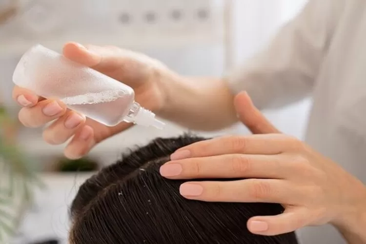 Mengetahui manfaat penggunaan Niacinamide dan Hyaluronic pada kulit kepala (Freepik)