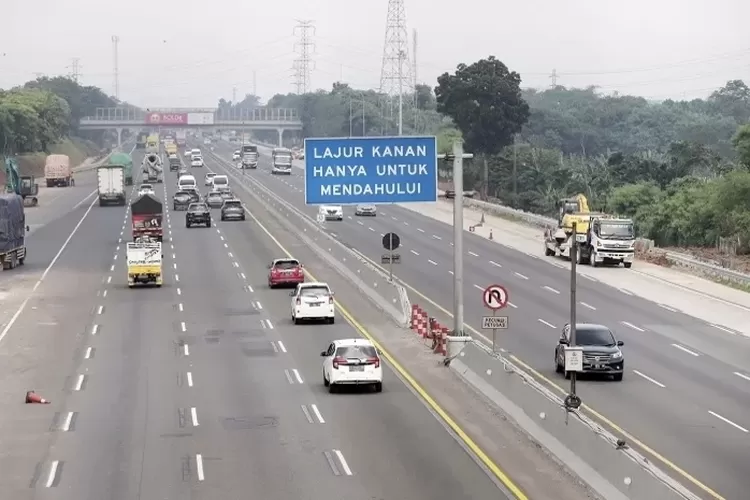 Simak selengkapnya mengenai jadwal rekayasa lalu lintas berupa contraflow di sejumlah titik pada Liburan Nataru 2025. (Dery Ridwansah/JawaPos.com)