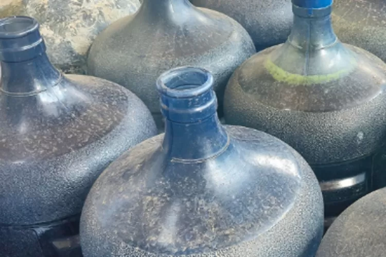 ILUSTRASI Investigasi KKI menyebut bahwa galon lanjut usia masih beredar luas di Jabodetabek. Padahal berbahaya dan harus ditarik dari pasar (ist)