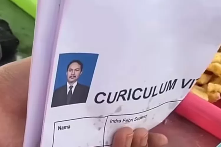 Kocak tapi sedih, seorang pria mendapati CV nya dijadikan bungkus cimol oleh pedagang kaki lima (Instagram/@areajogja)