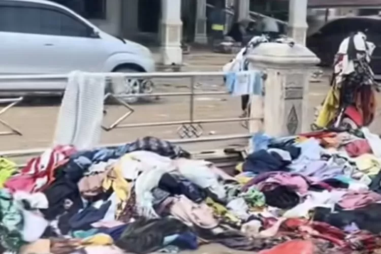 Video Tumpukan Baju Donasi untuk Korban Bencana Sumbar dan Aceh Tamiang Viral. (Lambe Turah)