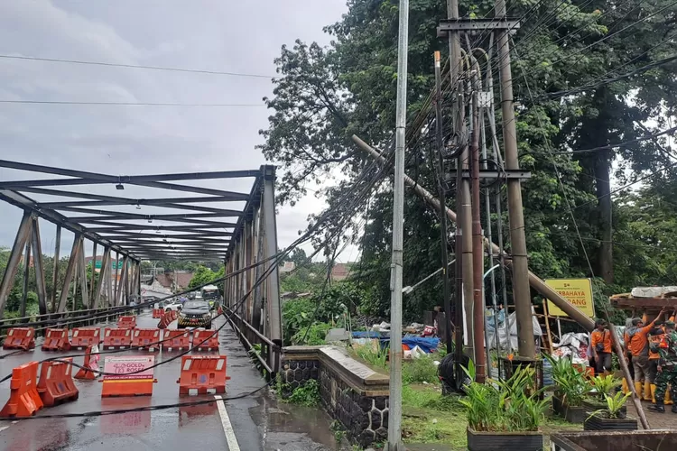 Jalan RE Martadinata di Kota Bogor ditutup karena ada tiang listrik roboh (Taufik/Metropolitan )