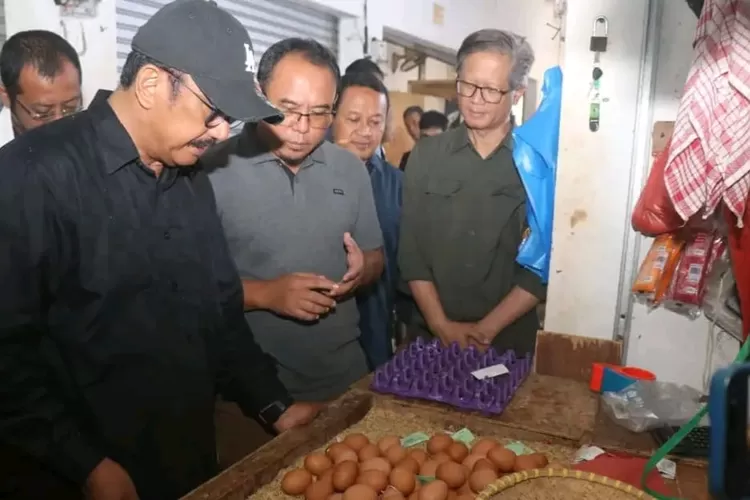 Bupati Sukabumi, Asep Japar saat meninjau ketersediaan pangan jelang perayaan Nataru di Pasar Cibadak. 