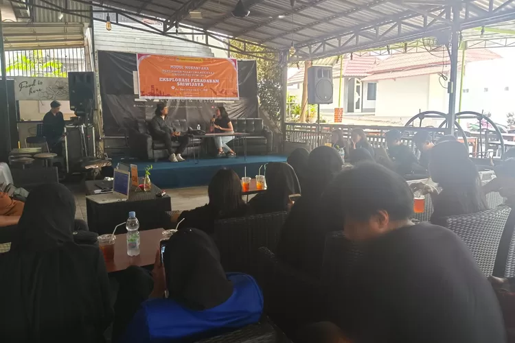 Budayawan Sumsel Vebri Al-Lintani ditengah kegiatan inspiratif mahasiswa modul Nusantara dibawah koordinasi dosen Dr. Dedi Irwanto di Roca Cofee &amp; Resto Demang Lebar Daun, Senin (13/11/2023) di tengah 23 orang mahasiswa modul kelompok Eksplorasi Peradaban Sriwijaya (dok)