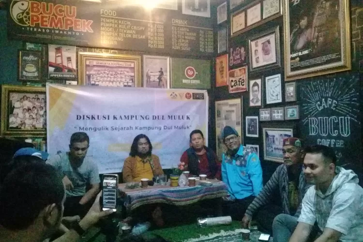 Randi, mengenakan rompi hitam, ikut aktif dalam pembahasan kampung dulmuluk (dok)