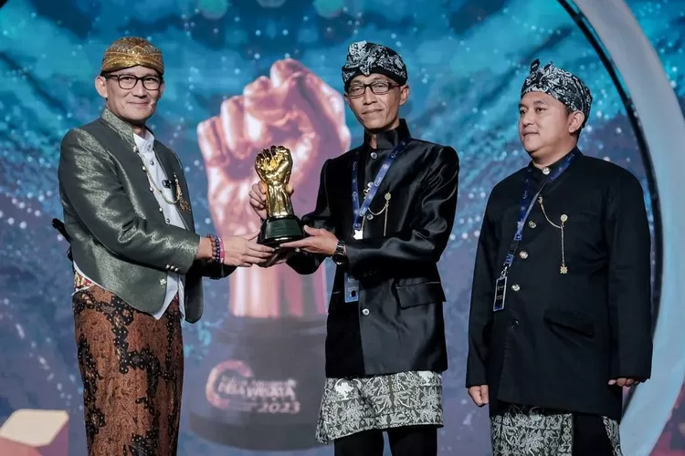 Sandiaga Uno berikan penghargaan 