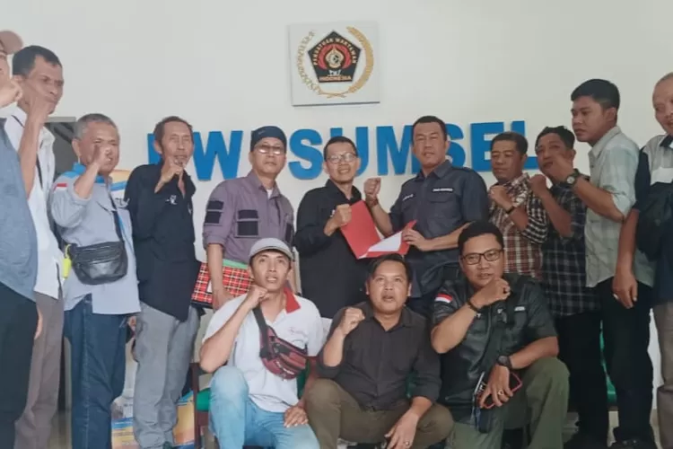 Salah seorang kandidat Ketua PWI Sumsel, Agus Harizal Alwie Tjikmat  mengembalikan berkas di Sekretariat PWI Sumsel. (dok)