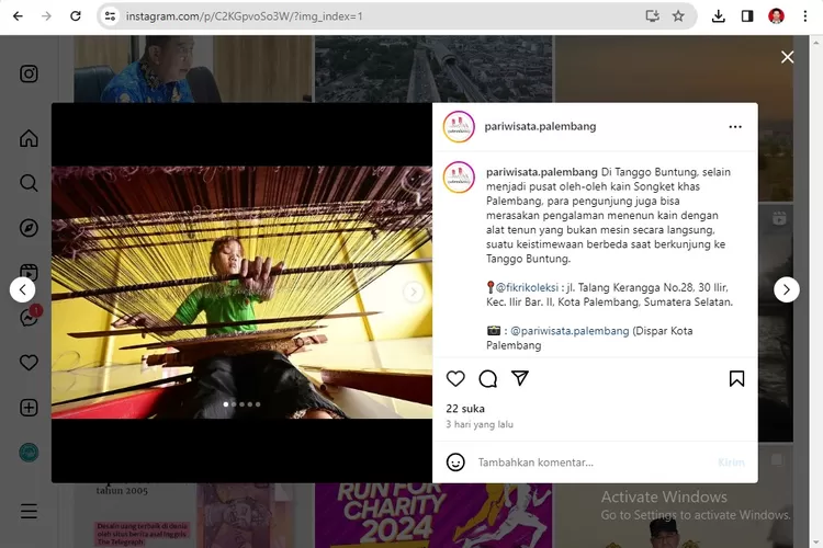 Pengrajin sedang menenun songket (tangkapan layar instagram @pariwisata.palembang )