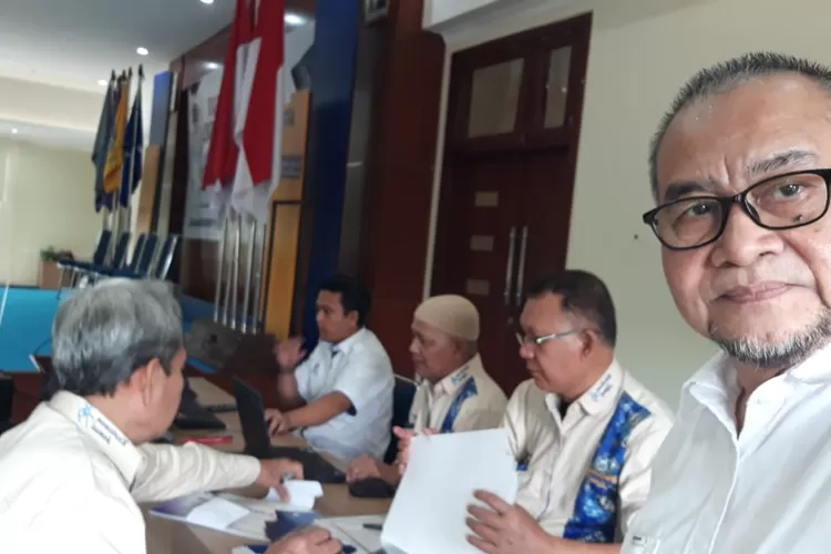 Panitia debat kandidat Ketua PWI Sumsel sedang mempersiapkan acara di lokasi debat (dok)