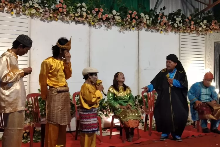 Usai serangkaian diskusi kebudayaan di Palembang tentang wacana kampung Dulmuluk, Sanggar Dulmuluk Harapan Jaya memukau warga Palembang di Kampung Dulmuluk (dok)