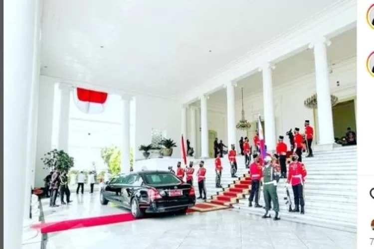 Terletak di Jalan Veteran yang megah, Istana Negara Indonesia membanggakan kehadirannya yang menghadap ke Sungai Ciliwung (tangkapan layar instagram @irvanbuchari)
