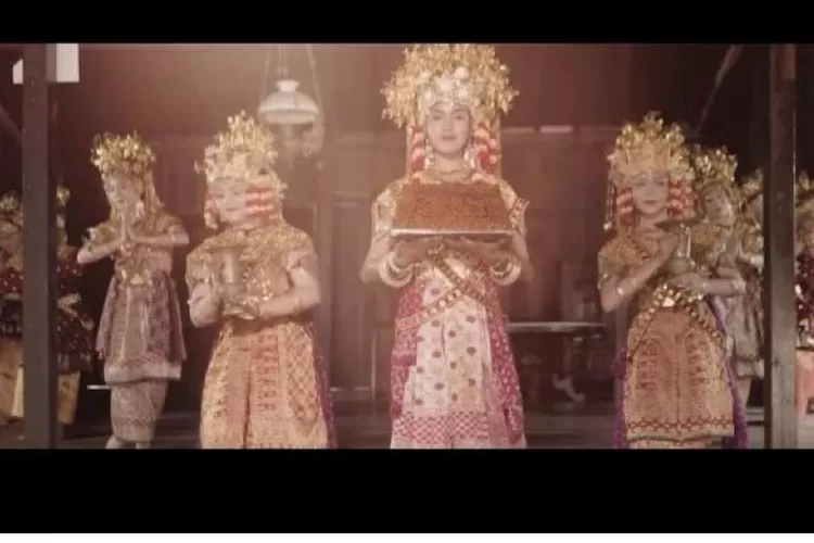 Tari Gending Sriwijaya pernah dimainkan oleh Ana Kumari. Selain itu, juga menciptakan tarian-tarian tradisional.  (youtube @Happysaka Production)