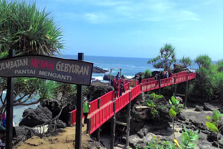 Keindahan Jembatan Merah Gebyuran Pantai  Menganti (visitjawatengah.jatengprov.go.id)