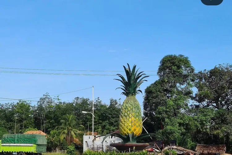 Tugu nanas mencirikan Prabumulih sebagai kota nanas (Instagram @iwan_kfb)