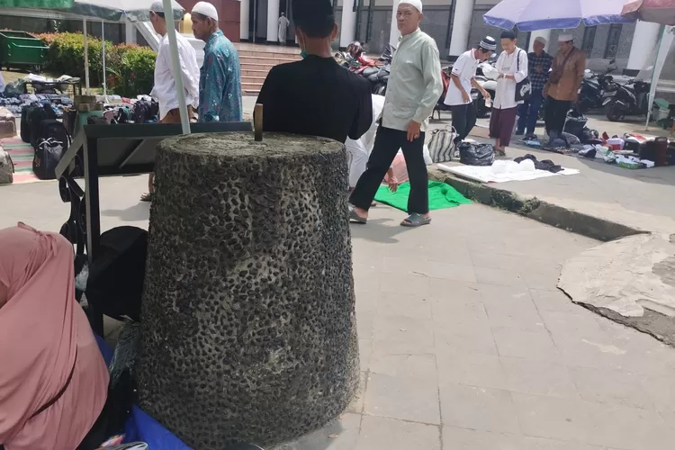 Jam Matahari yang ada di halaman Masjid Agung Palembang (dok)