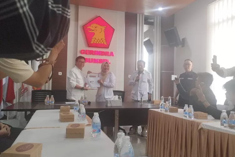 HNU menerima kartu anggota Partai Gerindra dan ditugaskan Bakal Calon Bupati Muaraenim (dok)