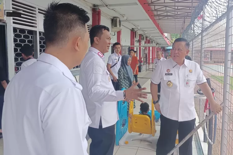 Kakanwil Kemenkumham Sumsel, Dr llham Djaya didampingi Kepala Divisi Pemasyarakatan (Kadivpas) Kemenkumham Sumsel, Mulyadi beserta tim Kanwil Kemenkumham Sumsel, saat melakukan kunjungan kerja ke Rutan Kelas I Palembang, pada Rabu (24/04/2024). (Yanti/KetikPos.com)