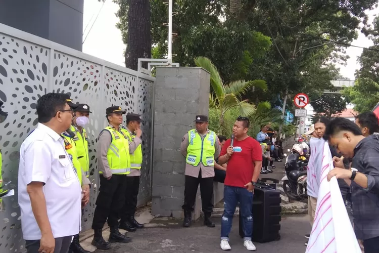  Puluhan masyarakat bersama mahasiswa yang tergabung dalam Jaringan Anti Korupsi (JAKOR) menggelar demontrasi di depan kantor Gubernur Sumatera Selatan (Sumsel).  (Dok Ist/KetikPos.com)