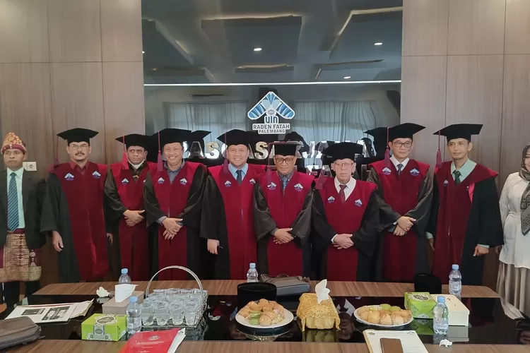  Foto bersama Bupati Penukal Abab Lematang Ilir (PALI), Dr. Ir. H. Heri Amalindo, MM, menjadi salah satu penguji promosi doktor ujian terbuka Donny Meilano di Pasca Sarjana Universitas Islam Negeri (UIN) Raden Fatah Palembang (Yanti/KetikPos.com)