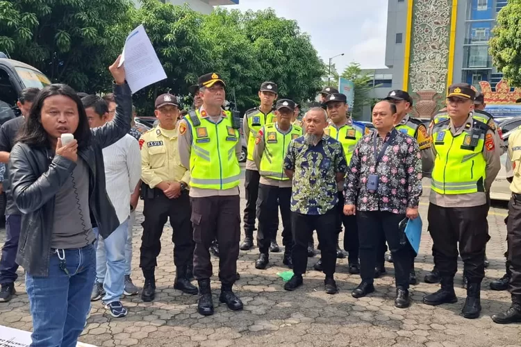 Puluhan massa aksi dari Koalisi Indonesia Energi Watch (KOINW) menggelar aksi demonstrasi di depan Kantor PT PLN Unit Induk Wilayah Sumatera Selatan, Jambi, dan Bengkulu (WS2JB) di Jalan Kapten A Rivai, Palembang. Jumat (07/06/24).   (Dok Ist/KetikPos.com)