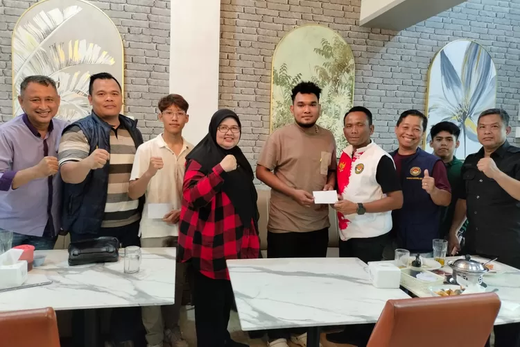 Ketua Umum Pengurus Provinsi (Pengprov) Taekwondo Indonesia (TI) Sumatra Selatan, Hj. Meilinda, S.Sos., MM, memberikan dukungan finansial berupa uang saku kepada para atlet dan pelatih Taekwondo yang dinyatakan Lolos Pekan Olahraga Nasional (PON)  (WNA/KetikPos.com)