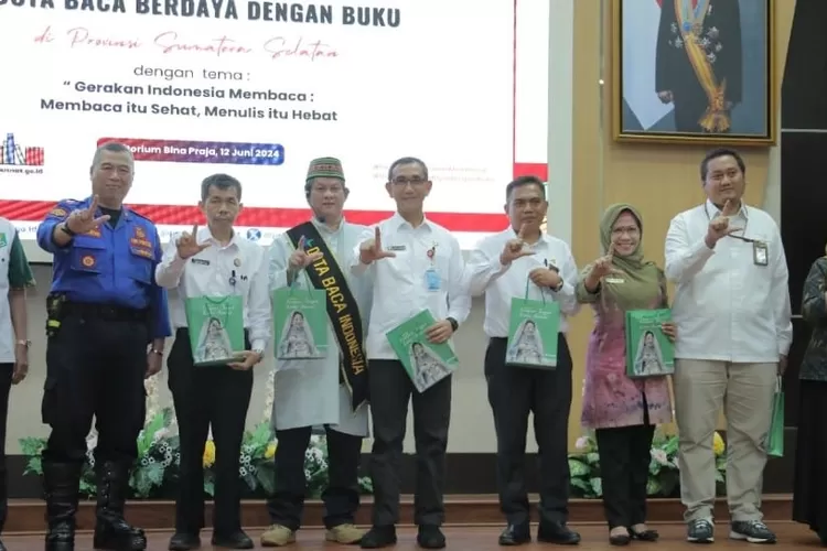 Foto bersama Assisten III Pemprov Sumsel Zulkarnain. (Yanti/KetikPos.com)