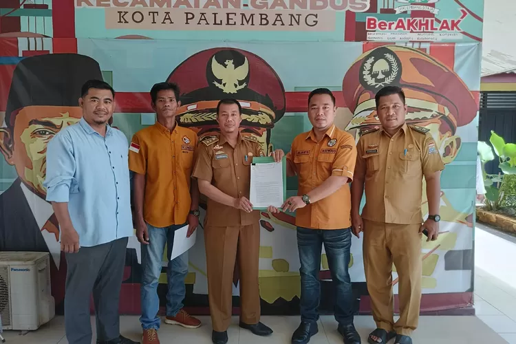 Ikatan Solidaritas Warga Gandus (IKSOWDUS) mendampingi perwakilan warga setempat menggeruduk kantor Camat Gandus untuk melaporkan pengaduan masyarakat (Dumas). (JO/KetikPos.com)