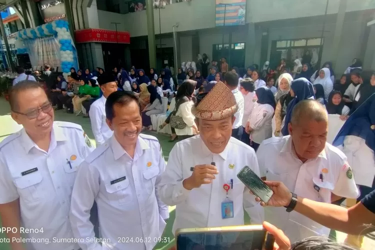 Foto bersama Staf Ahli Gubernur Sumsel bidang E.Keu dan Pembangunan Setda Provinsi Sumsel Drs. Sutoko, M.Si  (Yanti/KetikPos.com)