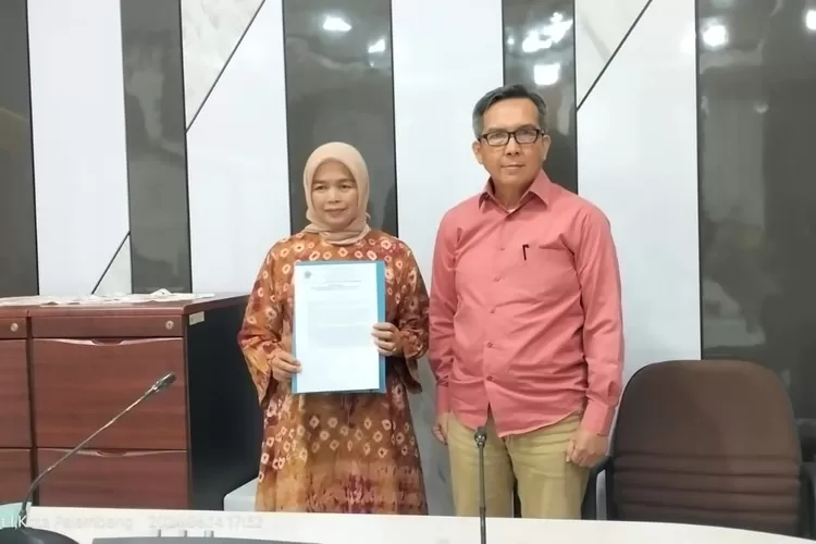 Ketua Panitia Direktur Polsri Periode 2024-2028 Zainuddin,S.T,M.T didampingi Sekretaris Pemilihan Direktur Polsri Periode 2024-2028, Dr,dr Nurul Aryanti MPd saat konfrensi pers, Jumat (14/6/2024).  (Yanti/KetikPos.com)