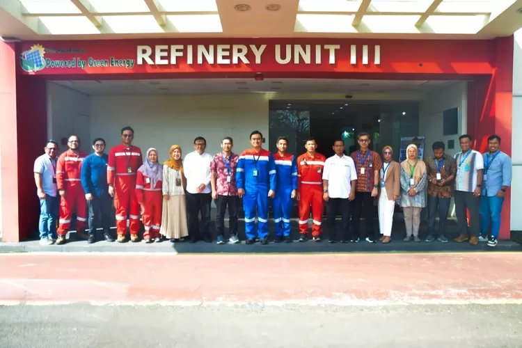 Senior Vice President Technology PT Pusri Palembang Alfa Widyawan dan GM RU III PT Kilang Pertamina Internasional Yulianto Triwibowo (Yanti/KetikPos.com)