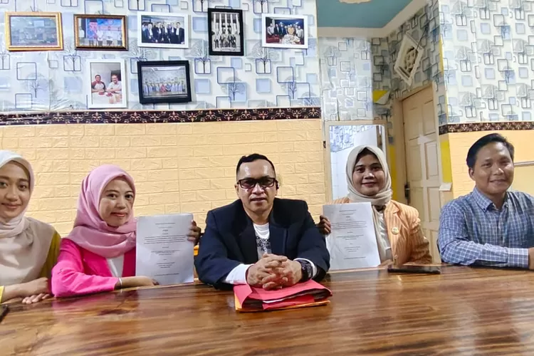 Kuasa Hukum dari M.Dewi dari Yayasan Bantuan Hukum Sumatera Selatan Berkeadilan saat konfrensi pers (Yanti/KetikPos.com)