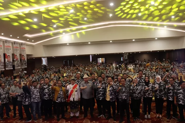 Foto bersama Ketua Dewan Pertimbangan DPP Bapera Airlangga Hartarto (Yanti/KetikPos.com)