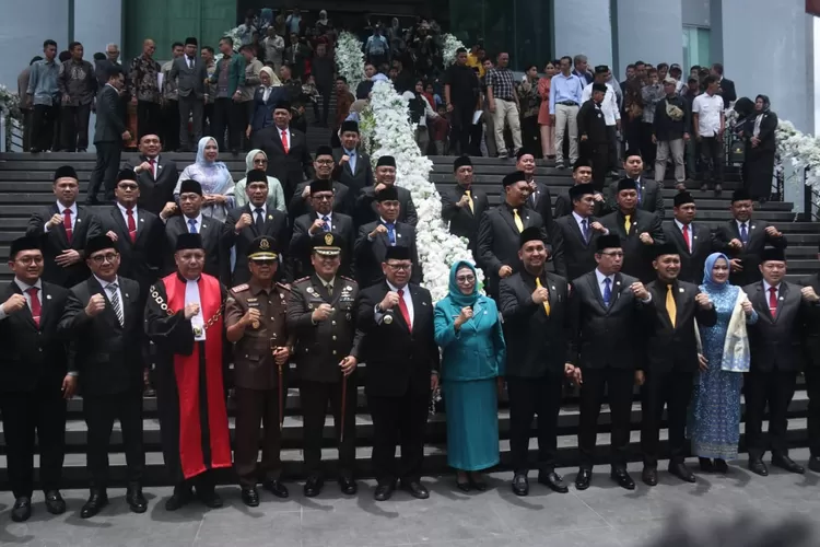  Pj Wali Kota Palembang, Ucok Abdulrauf Damenta, menghadiri dan memberikan ucapan selamat pada acara pelantikan 50 anggota Dewan Perwakilan Rakyat Daerah (DPRD) Kota Palembang periode 2024-2029, yang diselenggarakan dalam Sidang Rapat Paripurna Istimewa DPRD Kota Palembang pada Senin (30/9/2024). (dok)