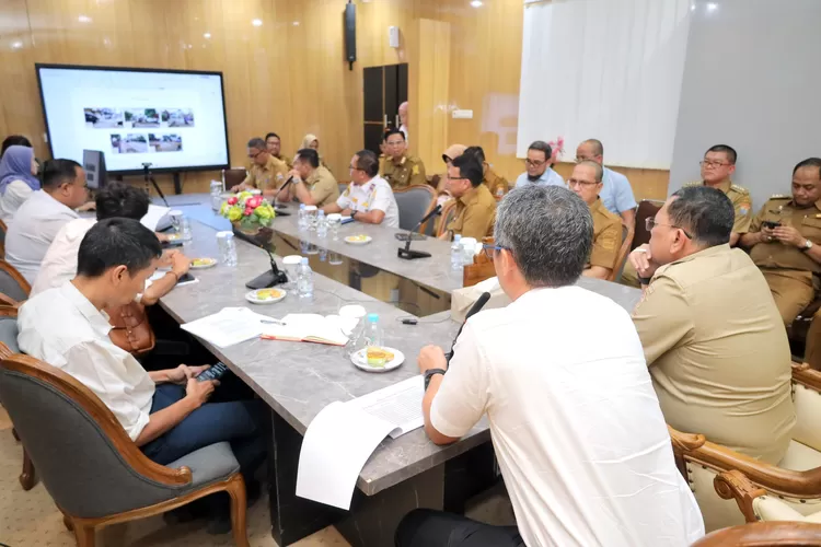 Dalam pertemuan pada Senin (7/10/2024) sore, Pj Wali Kota Palembang A Damenta bersama Kepala Balai Besar Pelaksanaan Jalan Nasional (BBPJN) Sumsel, Hardy Siahaan, membahas perkembangan proyek renovasi ini. (dok)