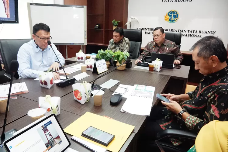 Pembahasan pemanfataan LRT untuk pemberdayaan UMKM kata A Darmenta usai melakukan paparan rencana permohonan KKPR dengan Dirjen Tata Ruang Kementerian ATR BPR RI Dwi Hariyawan, Kamis (10/10/2024). (dok)