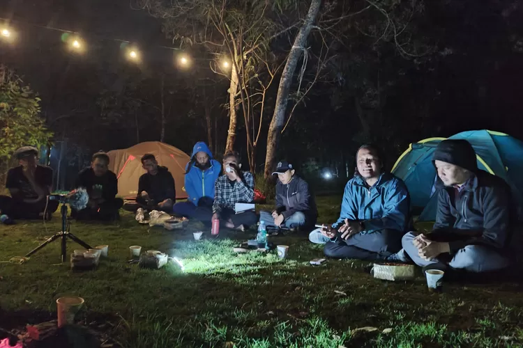  Gunung bukan sekadar fenomena geologi, melainkan simbol kebijaksanaan dan refleksi spiritual yang mendalam. Dalam berbagai tradisi, termasuk budaya Sunda, gunung dianggap sebagai "guru" yang mengajarkan kehidupan. Namun, modernitas telah mengubah cara kita memandang alam, termasuk gu (dok)