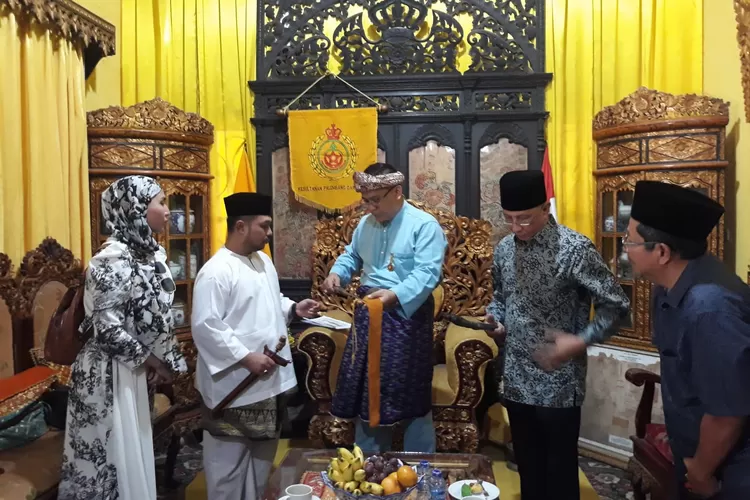 Rombongan tersebut dipimpin oleh Khairul Azuan Bin Engku Haji Sa&rsquo;edin dan disambut dengan hangat oleh Sultan Palembang Darussalam, Sultan Mahmud Badaruddin (SMB) IV Jaya Wikrama RM Fauwaz Diradja SH MKn. (dok)