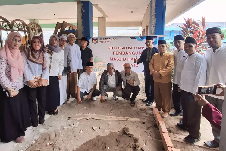 YPU Bina Warga 1 Palembang mengukir sejarah baru dengan dimulainya pembangunan Masjid Harun Al-Rasyid pada Minggu, 3 November 2024. Peletakan batu pertama dilakukan oleh beberapa tokoh (dok)