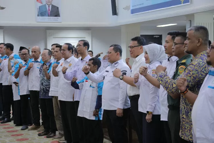 Penjabat (Pj) Wali Kota Palembang, A Damenta, melantik 12 Komunitas Peduli Sungai dan Peduli Banjir (KPS-KMPB) Kota Palembang di Ruang Rapat Parameswara. Komunitas ini terdiri dari total 115 anggota. (DOK)