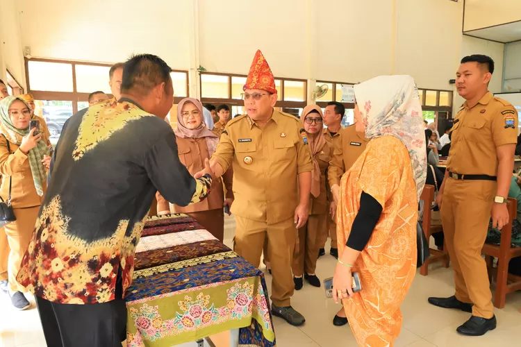 Belajar tenun songket bagi anak putus sekolah (dok)
