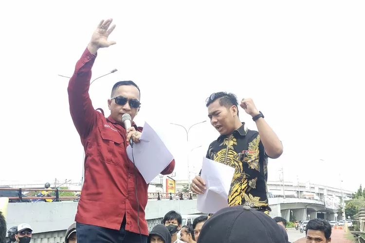 Puluhan massa dari Gerakan Mahasiswa Berantas Mafia (GMB-M), bersama advokat dan aktivis LSM, geruduk Mapolda Sumsel, Jumat (14/03/25).  (Dok Ist/KetikPos.com)