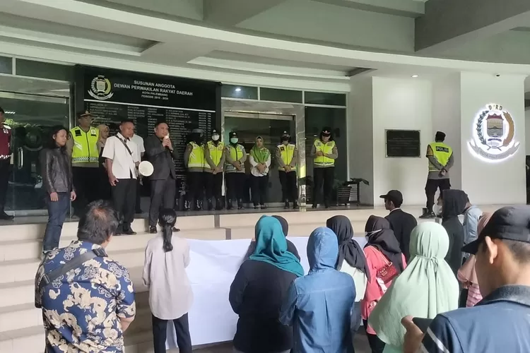 Puluhan massa aksi yang tergabung dalam Komite Aksi Penyelamat Lingkungan (KAPL) melakukan aksi demo di Kantor DPRD Kota Palembang, Rabu (19/03/25).  (DN/KetikPos.com)