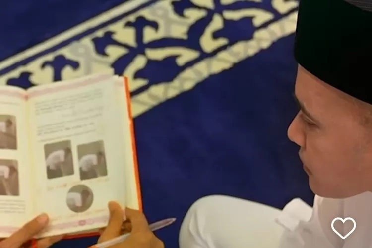 Ruben Onsu menampilkan saat belajar salat di instagramnya (Tangkapan layar Instagram @ruben_onsu)